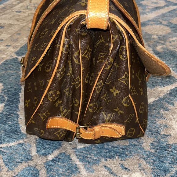 LOUIS VUITTON • SAUMUR 35 CROSSBODY BAG - Picture 5 of 11